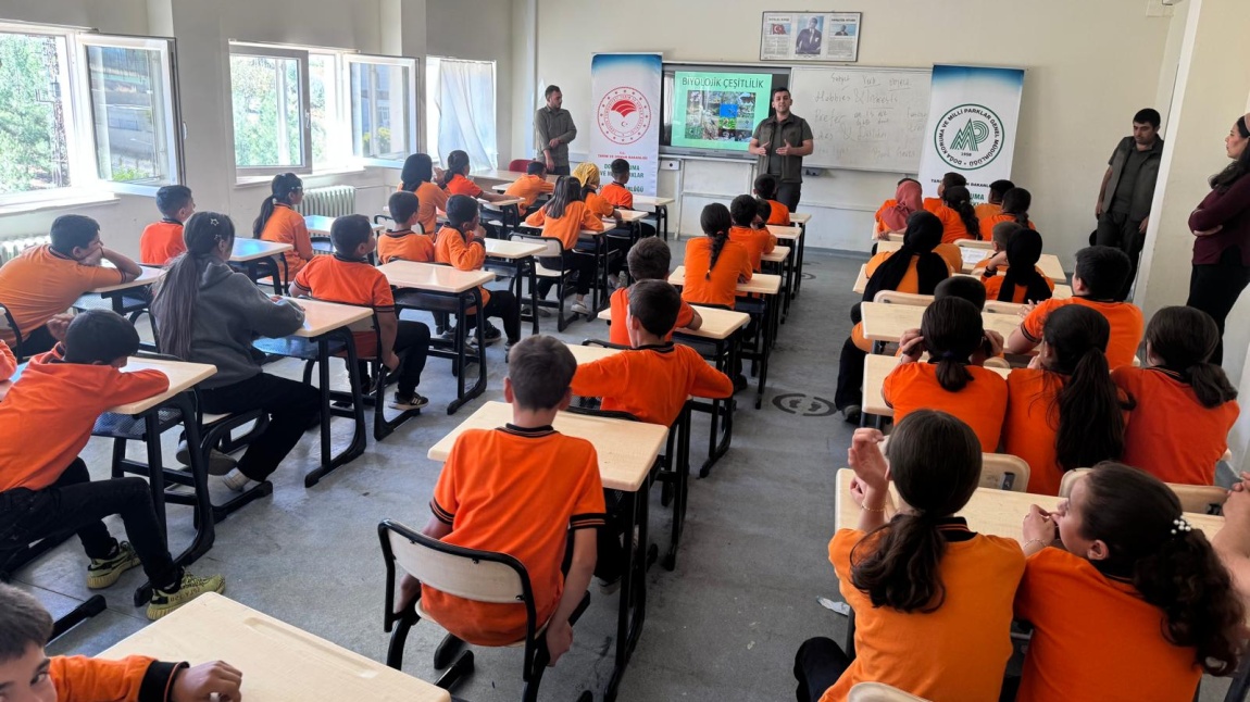 Siirt Doğa Koruma ve Milli Parklar Müdürlüğü (DKMP) Merkez Şefliği görevlileri, Öğrencilerimize  Biyolojik Çeşitliliğin ve Yaban hayatının korunmasına yönelik eğitim verdi.